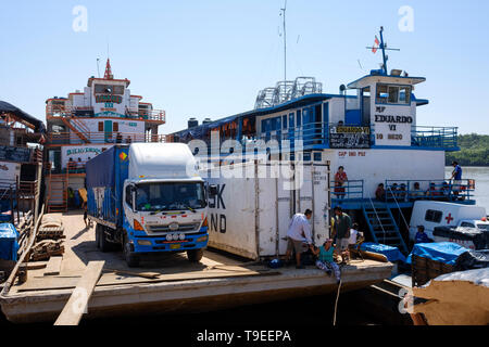 Lanchas oder Fähren angedockt in La Boca Port auf einer täglichen Leben Szene auf dieser Yurimaguas Hafen, Alto Amazonas, Loreto Provinz, Peru Stockfoto