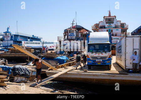 Lanchas oder Fähren angedockt in La Boca Port auf einer täglichen Leben Szene auf dieser Yurimaguas Hafen, Alto Amazonas, Loreto Provinz, Peru Stockfoto