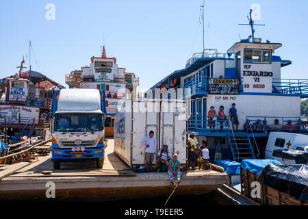 Lanchas oder Fähren angedockt in La Boca Port auf einer täglichen Leben Szene auf dieser Yurimaguas Hafen, Alto Amazonas, Loreto Provinz, Peru Stockfoto