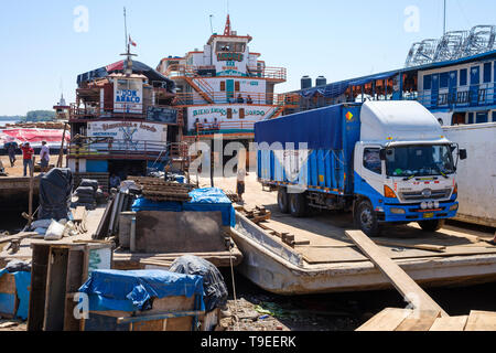 Lanchas oder Fähren angedockt in La Boca Port auf einer täglichen Leben Szene auf dieser Yurimaguas Hafen, Alto Amazonas, Loreto Provinz, Peru Stockfoto