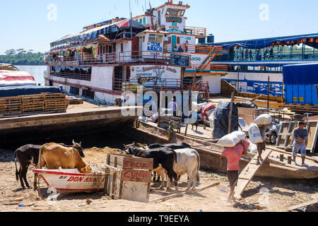 Torhüter Entladen der Fracht Fähren angedockt in La Boca Port auf Yurimaguas, Alto Amazonas, Loreto Provinz, Peru Stockfoto