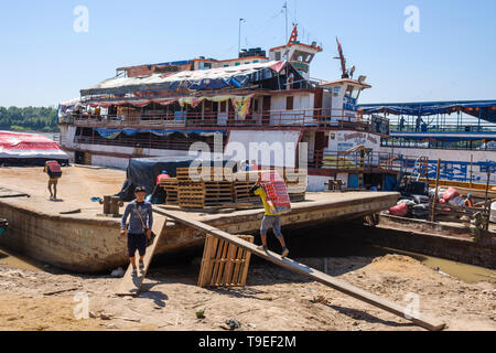 Torhüter Verladung von Waren zu den Fähren in La Boca Port auf Yurimaguas, Alto Amazonas, Loreto Provinz, Peru angedockt Stockfoto