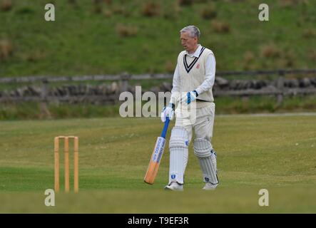 Batsman Wanderungen zu den Knick in der Derbyshire und Cheshire Cricket Liga Match zwischen Birch Vale und Thornsett und Hazel Grove. Stockfoto