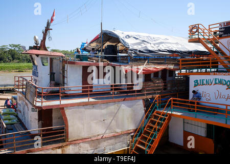 Lanchas oder Fähren angedockt in La Boca Port auf einer täglichen Leben Szene auf dieser Yurimaguas Hafen, Alto Amazonas, Loreto Provinz, Peru Stockfoto