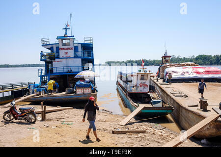 Lanchas oder Fähren angedockt in La Boca Port auf einer täglichen Leben Szene auf dieser Yurimaguas Hafen, Alto Amazonas, Loreto Provinz, Peru Stockfoto