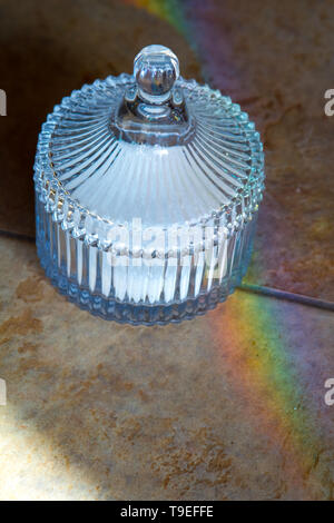 Vintage crystal Sugar Bowl mit Zucker bricht das Licht und lässt Sie einen Regenbogen. Stockfoto