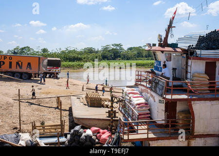 Lanchas oder Fähren angedockt in La Boca Port auf einer täglichen Leben Szene auf dieser Yurimaguas Hafen, Alto Amazonas, Loreto Provinz, Peru Stockfoto