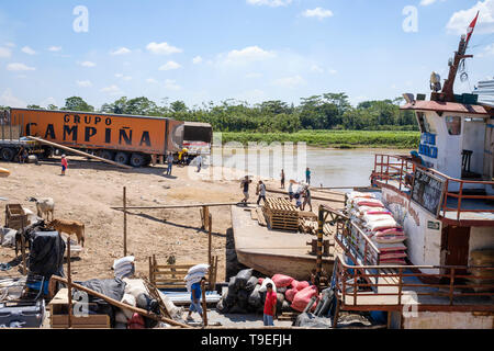 Lanchas oder Fähren angedockt in La Boca Port auf einer täglichen Leben Szene auf dieser Yurimaguas Hafen, Alto Amazonas, Loreto Provinz, Peru Stockfoto