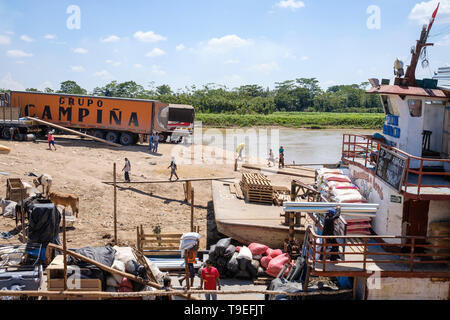 Lanchas oder Fähren angedockt in La Boca Port auf einer täglichen Leben Szene auf dieser Yurimaguas Hafen, Alto Amazonas, Loreto Provinz, Peru Stockfoto