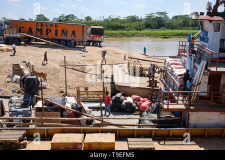 Lanchas oder Fähren angedockt in La Boca Port auf einer täglichen Leben Szene auf dieser Yurimaguas Hafen, Alto Amazonas, Loreto Provinz, Peru Stockfoto