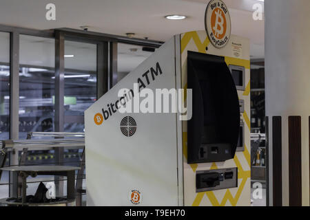 Prag, Tschechische Republik - 18. Mai 2019: Bitcoin ATM Maschine für den Kauf und Verkauf von cryptocurrency, Prag, Tschechische Republik. Eine erläuternde Editorial Ich Stockfoto