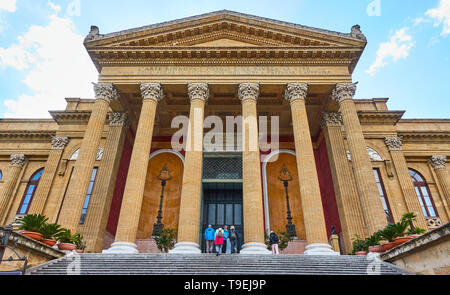 Palermo, Italien - 14. März 2019: Palermo das Opernhaus (Teatro Massimo Vittorio Emanuele) an der Piazza Verdi in Palermo, Sizilien Stockfoto