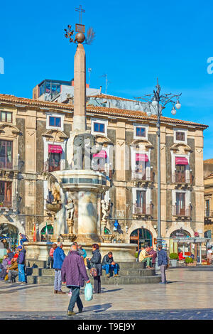 Catania, Italien - 16. März, 2019: Die Menschen in der Piazza del Duomo, in der Nähe von Fontana dell Elefante in Catania. Stockfoto