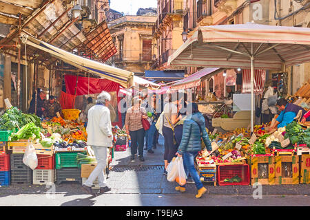 Catania, Italien - 16. März, 2019: die Menschen auf der Straße Markt in Catania, Sizilien Stockfoto