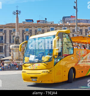 Catania, Italien - 16. März 2019: Hop on-Hop off-Bus an der Piazza del Duomo, in der Nähe von Fontana dell Elefante in Catania. Stockfoto