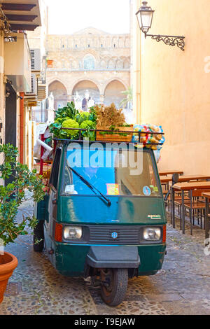 Cefalù, Italien, 19. März 2019: Mobile Shop der Gemüsehändler auf der Straße in der Altstadt von Cefalu Stockfoto