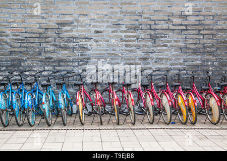 Peking, China - Juni 3, 2010: Mieten für Fahrrad Parkplatz in Peking Stockfoto