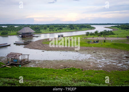 Die Einheimischen spielen Fußball am Stadtrand von Arequipa mit dem Amazonas Fluss im Hintergrund, der Provinz Maynas, Loreto Abteilung, Peru Stockfoto