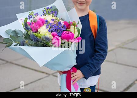 Blumenstrauß für ersten geliebten Lehrer am ersten September. Blumen für die letzte Glocke. Tag des Wissens. Anfang des Schuljahres. erstlingssortierer in Einem Stockfoto