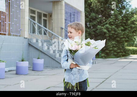 Blumenstrauß für ersten geliebten Lehrer am ersten September. Blumen für die letzte Glocke. Tag des Wissens. Anfang des Schuljahres. erstlingssortierer in Einem Stockfoto