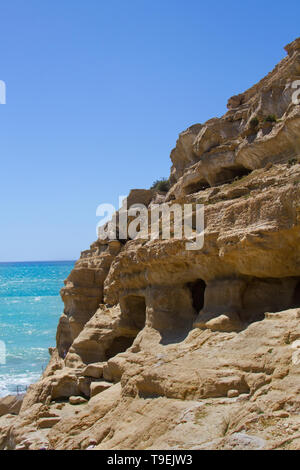 Die frühen christlichen Gräbern, geschnitzt in den Sandsteinfelsen in der Nähe von Matala auf Kreta Stockfoto