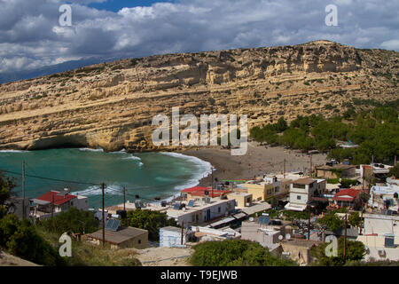 Matala, ein Dorf auf Kreta, frühen christlichen Gräbern, geschnitzt, die in den Sandstein Felsen hinter dem Dorf Stockfoto