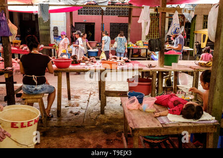 Das tägliche Leben Szene bei Belen Markt oder Mercado Belén, in Iquitos im Peruanischen Amazonas, Provinz Maynas, Loreto Abteilung, Peru Stockfoto