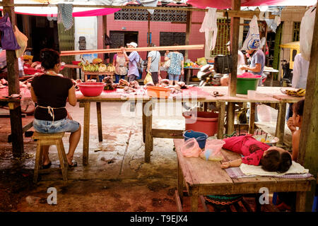 Das tägliche Leben Szene bei Belen Markt oder Mercado Belén, in Iquitos im Peruanischen Amazonas, Provinz Maynas, Loreto Abteilung, Peru Stockfoto