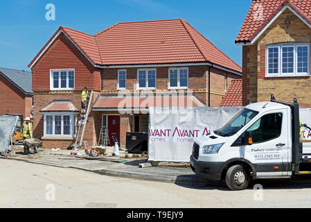 Bauarbeiter arbeiten an neuen Avant Wohnungen Gehäuse Entwicklung, Stamford Bridge, East Yorkshire, England, Großbritannien Stockfoto