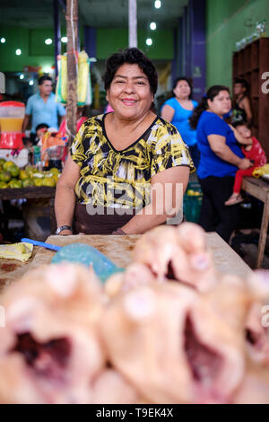 Portrait von Verkäufer zu einem hühnerfleisch Abschaltdruck bei Belen Markt oder Mercado Belén, in Iquitos im Peruanischen Amazonas, Provinz Maynas, Loreto Region, Peru Stockfoto