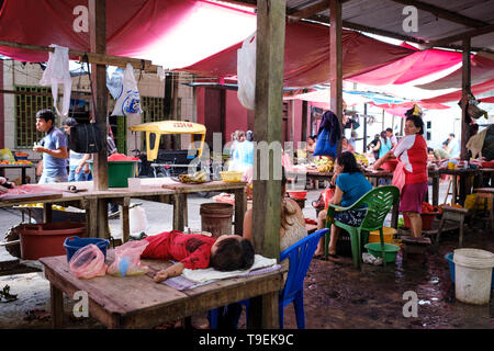 Das tägliche Leben Szene bei Belen Markt oder Mercado Belén, in Iquitos im Peruanischen Amazonas, Provinz Maynas, Loreto Abteilung, Peru Stockfoto