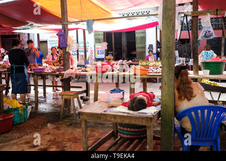 Das tägliche Leben Szene bei Belen Markt oder Mercado Belén, in Iquitos im Peruanischen Amazonas, Provinz Maynas, Loreto Abteilung, Peru Stockfoto