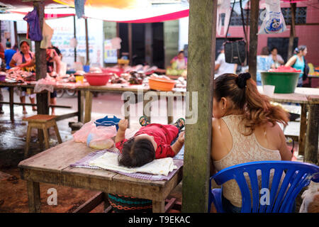 Das tägliche Leben Szene bei Belen Markt oder Mercado Belén, in Iquitos im Peruanischen Amazonas, Provinz Maynas, Loreto Abteilung, Peru Stockfoto