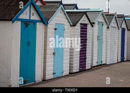 Bunte Umkleidekabinen am Strand an der Promenade von Paignton. Devon. England Stockfoto