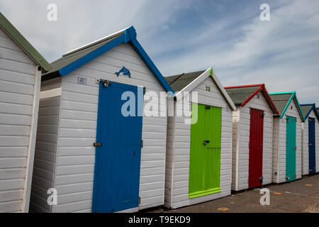 Bunte Umkleidekabinen am Strand an der Promenade von Paignton. Devon. England Stockfoto