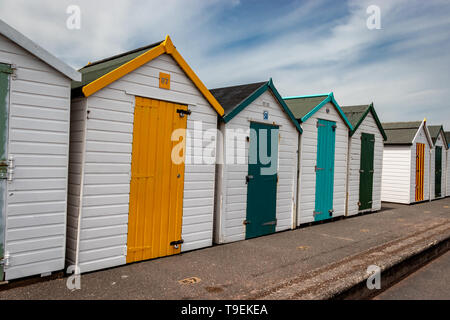 Bunte Umkleidekabinen am Strand an der Promenade von Paignton. Devon. England Stockfoto