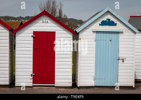 Bunte Umkleidekabinen am Strand an der Promenade von Paignton. Devon. England Stockfoto