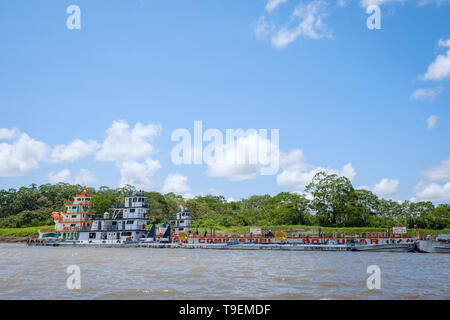 Treibstoff Schiff angedockt am Ufer des peruanischen Amazonas Fluss in der Nähe von Iquitos, Loreto Abteilung, Peru Stockfoto