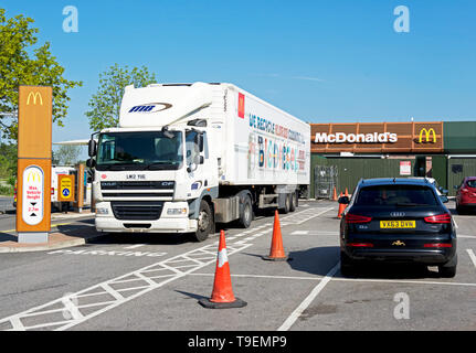 Lkw der Marke Lebensmittel liefern in eine Filiale von McDonalds, England Großbritannien Stockfoto