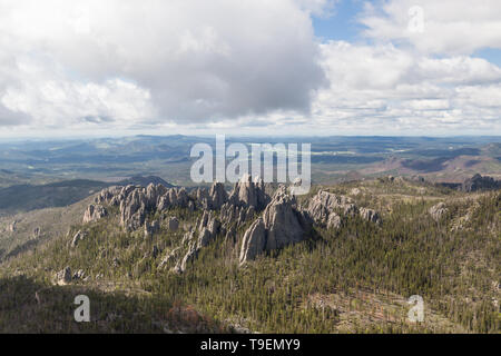 Eine Luftaufnahme eines Berges erodiert Türme von Tall quartz Rock unter einem Wald im Custer State Park in South Dakota zu entlarven. Stockfoto