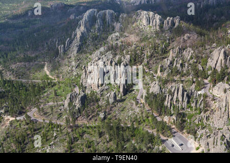 Auf der Suche nach unten aus einem Hubschrauber zu den gewundenen Weg 87, um große Quarz Türme im Custer State Park in South Dakota. Stockfoto