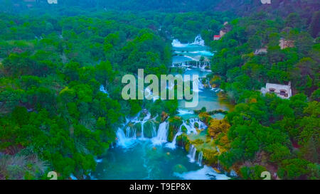 Aus der Vogelperspektive Kroatien, Europa; Wasserfall im Nationalpark Plitvicer Seen in Kroatien Stockfoto