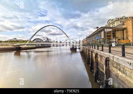 Der Gateshead Millennium Bridge in Newcastle Upon Tyne, Grossbritannien Stockfoto