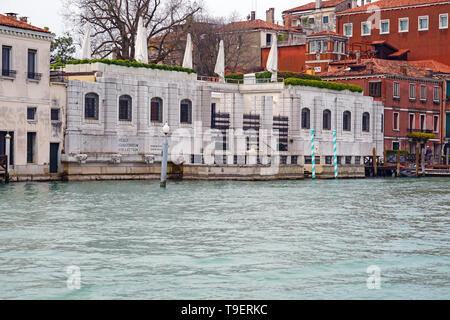 Venedig, Italien - 9 Apr 2019 - Ansicht der Peggy Guggenheim Collection, ein Museum für Moderne Kunst im Palazzo Venier dei Leoni befindet sich am Grand Canal in V Stockfoto