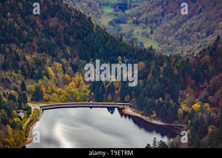 Malerische Antenne Landschaft von Schiessrothried See in den Vogesen im Herbst oder im Herbst, Frankreich. Stockfoto