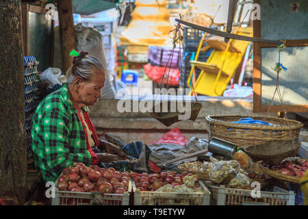 Alte Verkäufer an der Bagan Markt Stockfoto