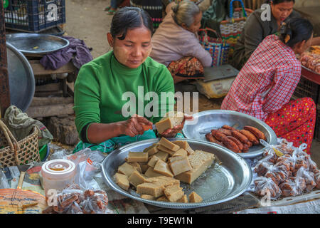 Frischer tofu Verkäufer in Bagan Markt Stockfoto