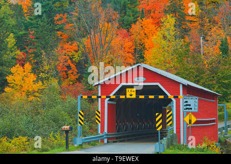 Überdachte Brücke (Pont Couvert) de Saint-Mathieu über den Shawinigan Fluss, herbstliche Farben, Große Seen - St. Lawrence Wald Region, Saint-Mathieu-du-Parc, Quebec, Kanada Stockfoto