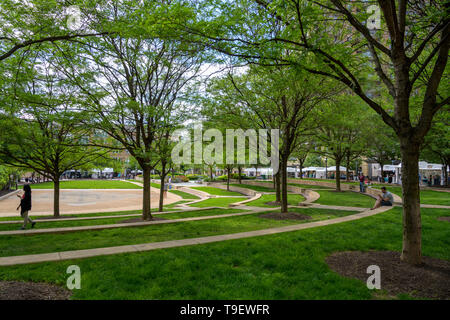 Reston, VA, USA - 17. Mai 2019. Ein Blick auf Reston Town Center Park an einem Frühlingstag in einem Arts Festival. Stockfoto