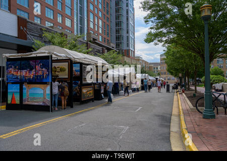 Reston, VA, USA - 17. Mai 2019. Fußgänger und potenzielle Kunden prüfen, Kunstwerke, die auf der jährlichen NOVA Fine Arts Festival in Reston Town Center. Stockfoto